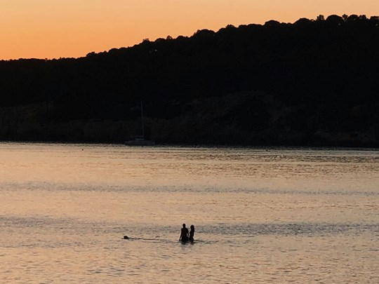 Coucher du soleil sur l'eau 