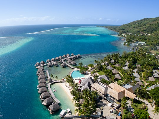 Vue aérienne du Manava, un hôtel de charme polynésien