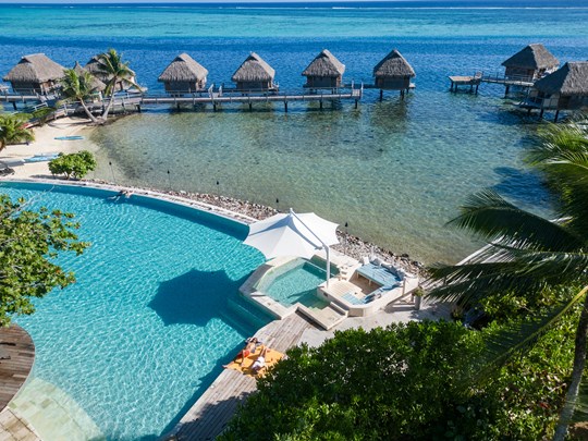 La superbe piscine du Manava Beach Resort à Moorea 