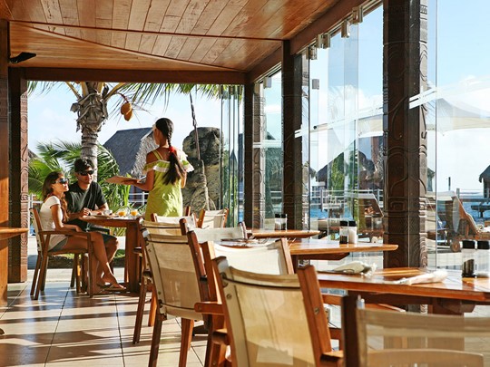 Le restaurant Matiehani du Manava Beach Resort à Moorea
