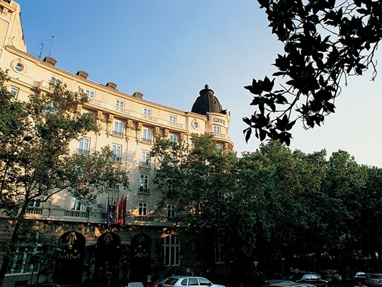 La façade du Ritz Hotel situé à Madrid