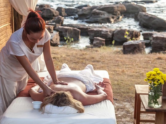 Massage devant la mer à l'hôtel Mango Bay situé au Vietnam