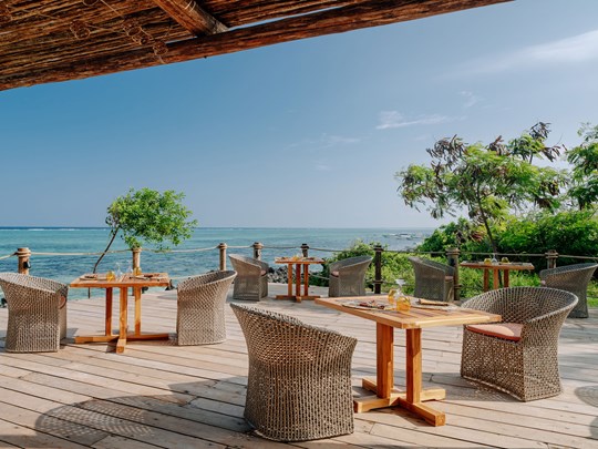 Dégustez des spécialités de l'île face à la mer