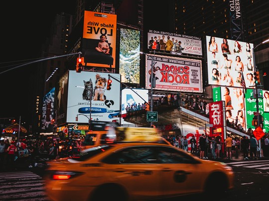 Pour commencer, rendez-vous dans le quartier le plus connu de la ville : Times Square
