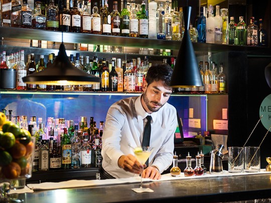 Sirotez un délicieux cocktail au bar de l'hôtel Mercer