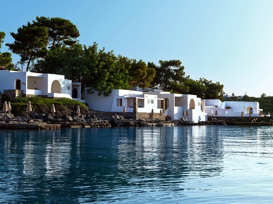 L'hôtel est situé dans la baie de Mirabello
