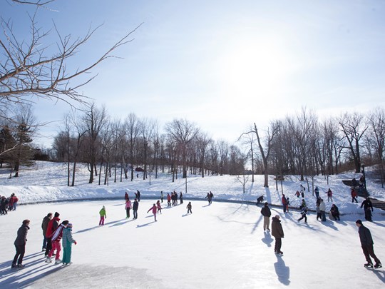 Essayez-vous au patinage sur le lac du Parc Lafontaine