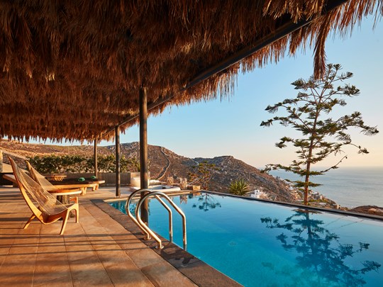 Superbe piscine à débordement au Myconian Utopia Resort