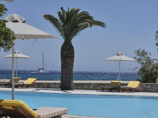 Détente absolue au bord de la piscine