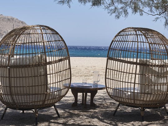 Détente à l'ombre, entre ciel bleu et mer scintillante