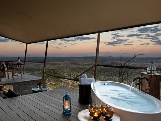 La terrasse de votre suite, avec baignoire extérieure