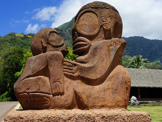 Observez les anciens tikis, gardiens silencieux du passé