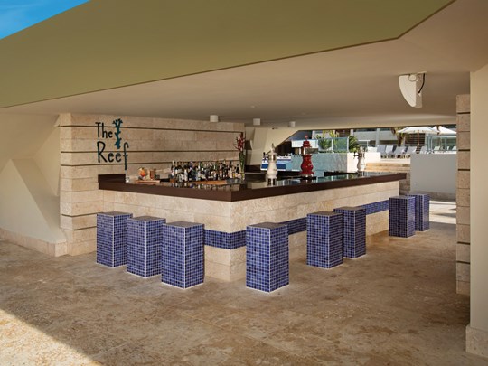 Rafraichissez vous au bar The Reef