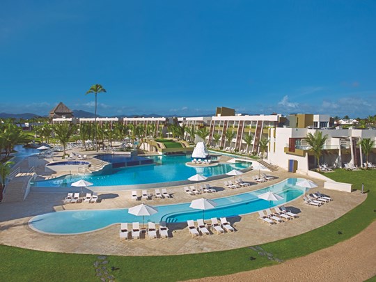 Superbe piscine au coeur des jardins tropicaux
