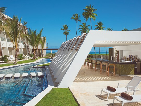 Profitez d'un cocktail au bord de la piscine