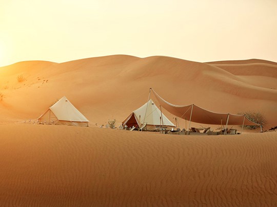 Rejoignez un superbe camp traditionnel en plein désert