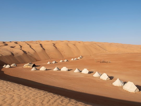 Ce campement s'implante dans un paysage à couper le souffle