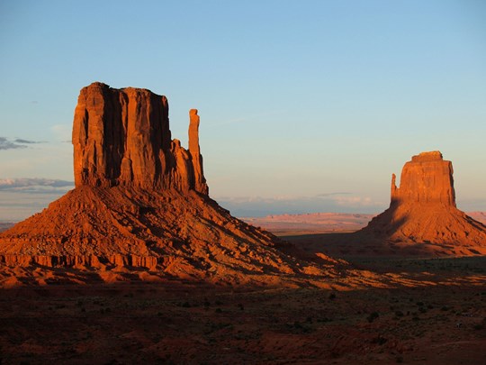 Un paysage désertique parsemé de formation rocheuses
