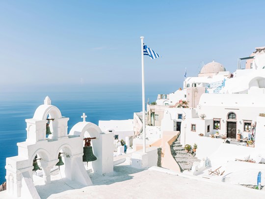 Admirez les villages immaculés de Santorin