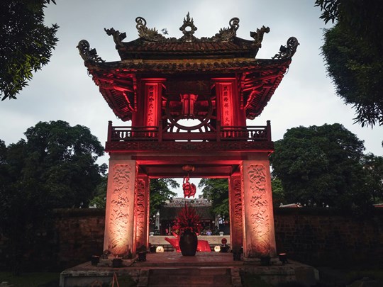 Visite des temples d'Hanoi à la tombée de la nuit