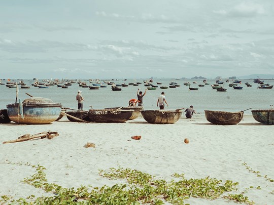 Une plage locale dans le centre du Vietnam avec les pêcheurs