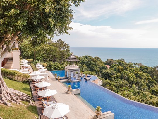 La piscine surplombe la jungle et la mer d'Andaman