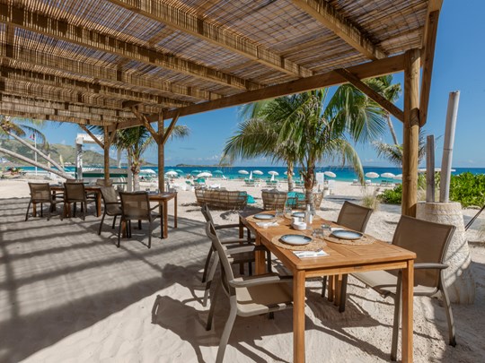 Déjeunez avec une magnifique vue sur la plage