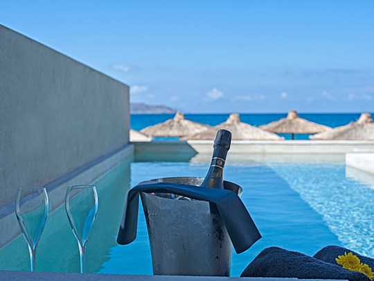 Une piscine privée pour des vacances de rêve en Grèce.
