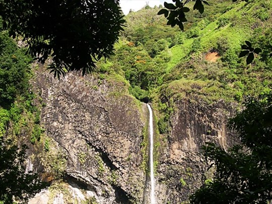 Faites une randonnée dans la vallée de Faarumai