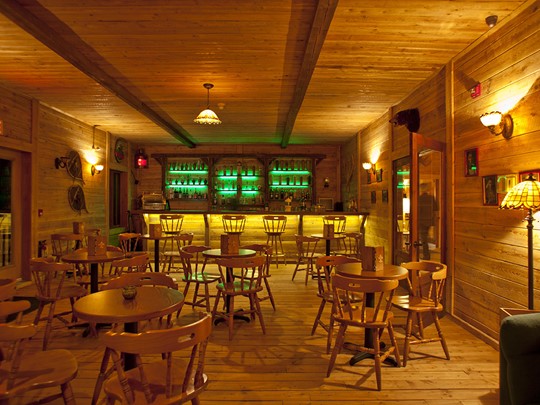 Le bar de la Pourvoirie du Cap au Leste au Canada