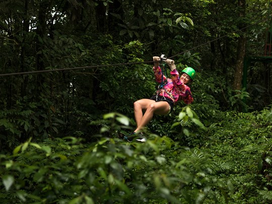 Tyrolienne au-dessus de la forêt tropicale