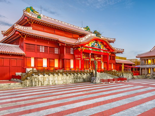 Une architecture rouge vif & des influences chinoises