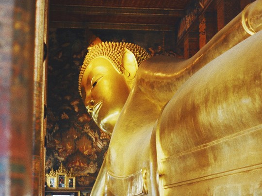 Admirez la célèbre statue du Bouddha couché