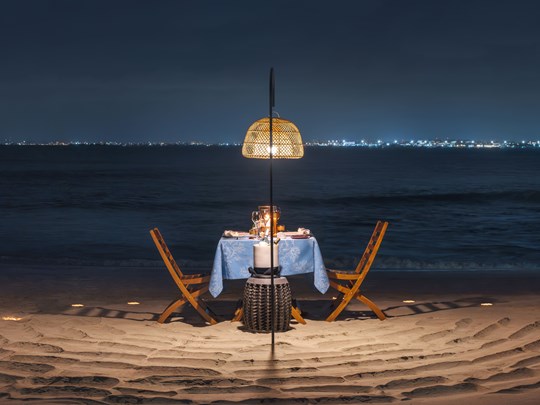 Dîner en amoureux les pieds dans le sable