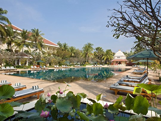 La piscine de l'hôtel de luxe Raffles Grand Hotel d'Angkor à Siem Reap