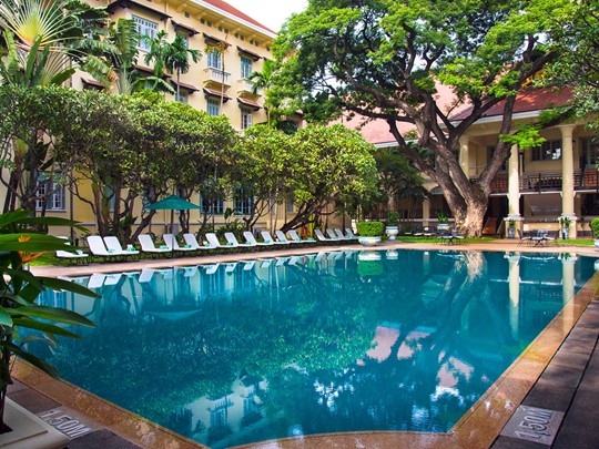 La superbe piscine du Raffles Hotel à Phnom Penh