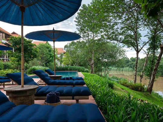 Posé au bord de la rivière Ping