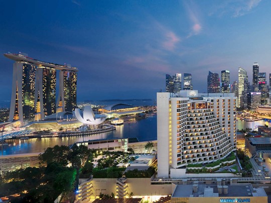 Mandarin Oriental Singapour, sa façade de nuit en plein c?ur de la ville