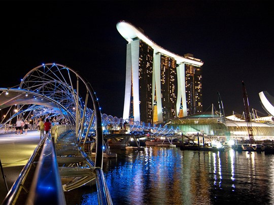 Vue générale de Singapour et de ses nombreux bâtiments éclairés