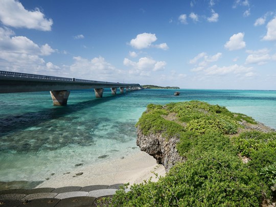 Empruntez le pont Ikema Ohashi