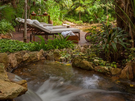 Le spa est ouvert aux douces brises et à l'environnement naturel magnifique de la jungle