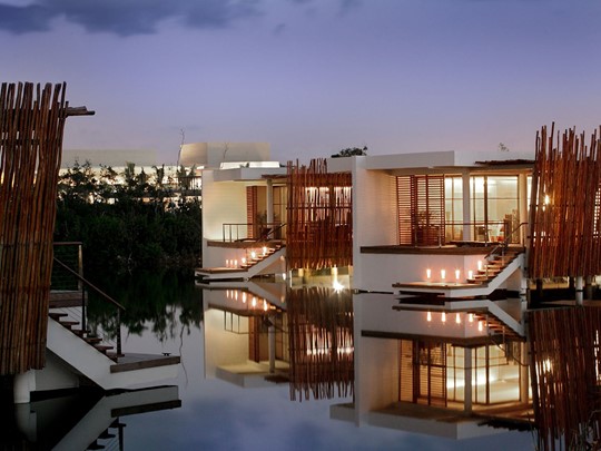 Vue des suites ultra-modernes de l'hôtel Rosewood Mayakoba