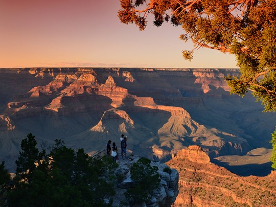 Profiter du coucher du soleil sur le Grand Canyon