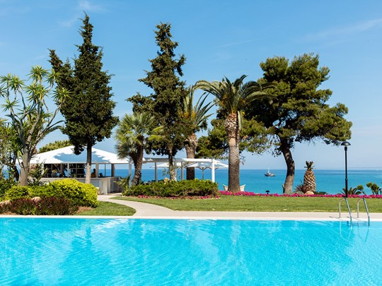 La superbe piscine de l'hôtel Sani Club à Halkidiki