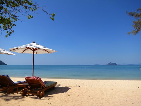 La plage du Santhiya Resort situé sur la côte ouest de Koh Yao Yai