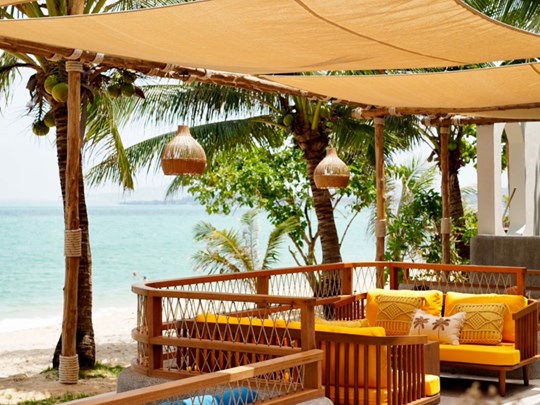 Restaurant ensoleillé avec vue sur mer