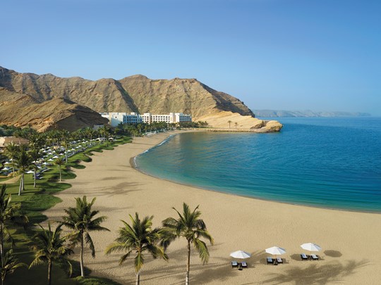 Détendez-vous sur la plage du Shangri-La's Barr Al Jissah Resort & Spa