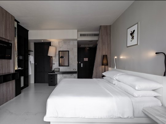 Deluxe Corner Room