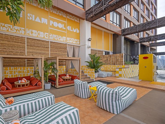 Espace détente près de la piscine