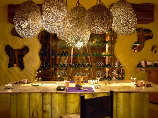 Repas exclusif au sein de la cave à vin